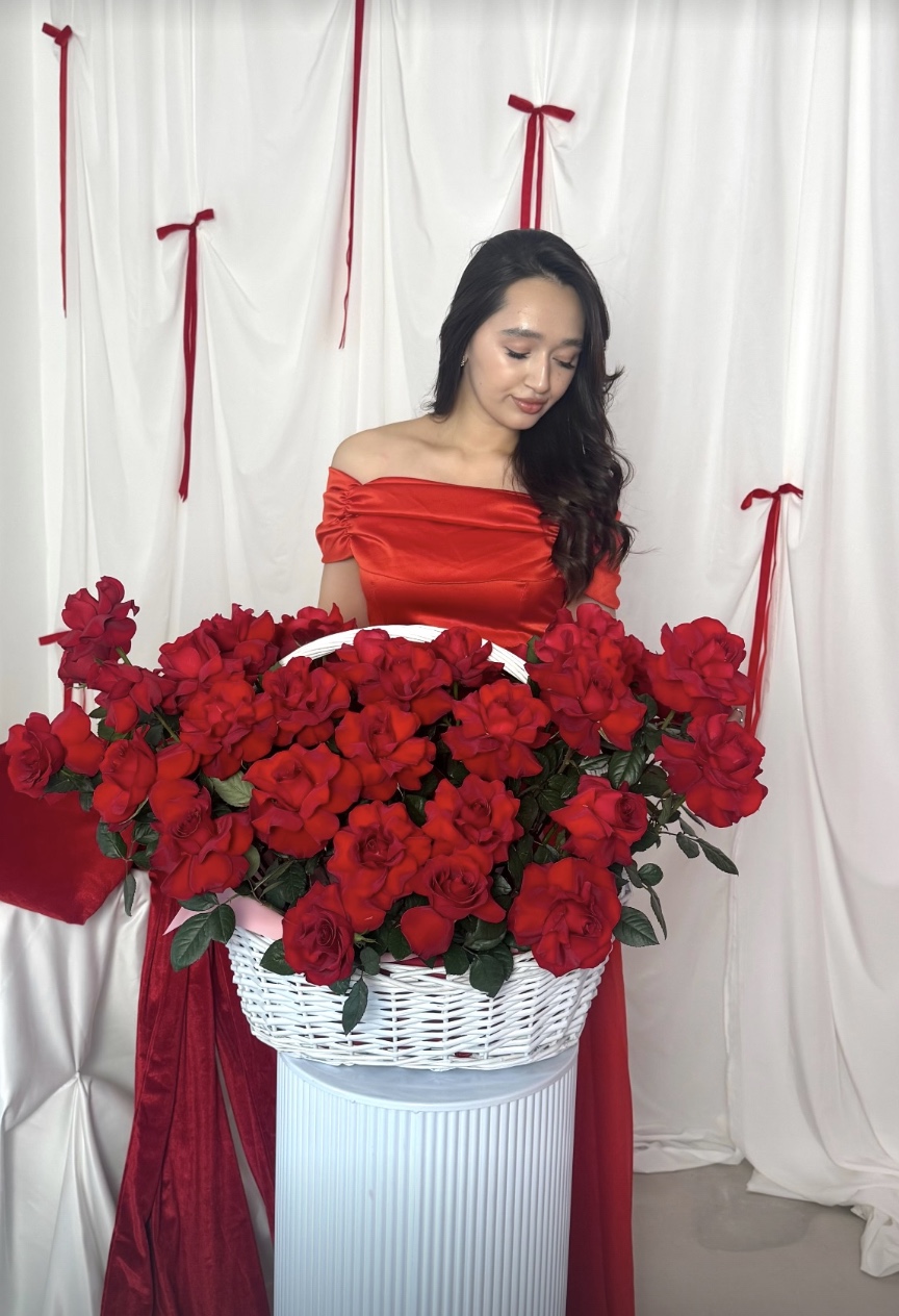 Девушка с большой корзиной красных роз — Kamaliya Flowers, Бишкек